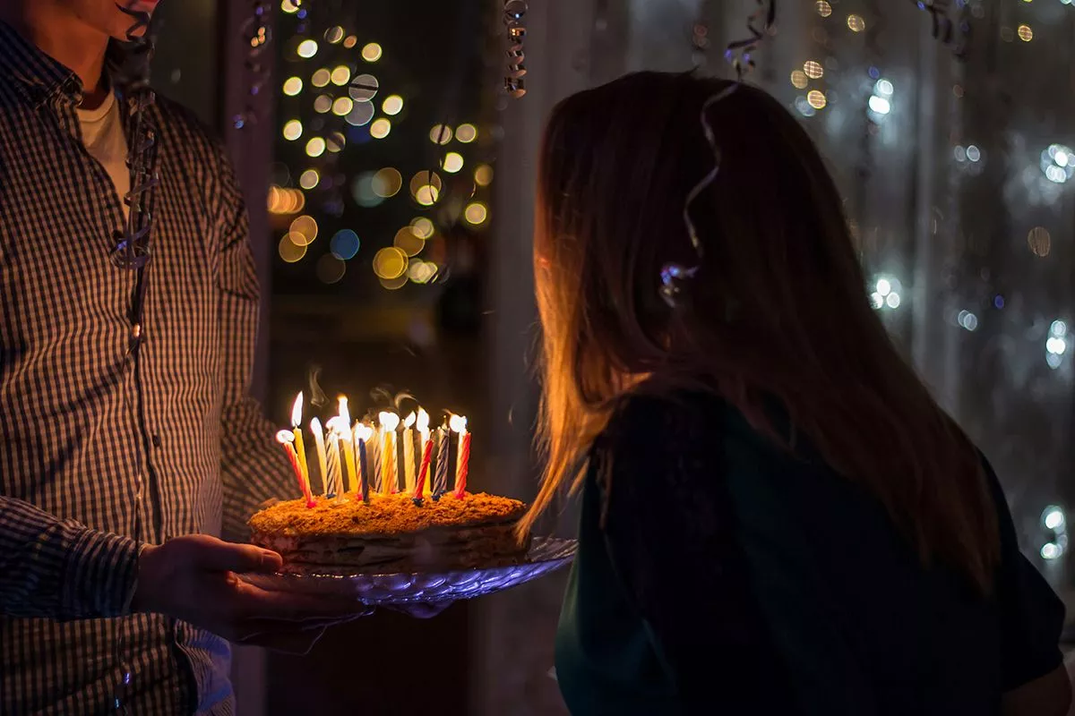 привітання з 18-річчям дівчині - листівка 18
