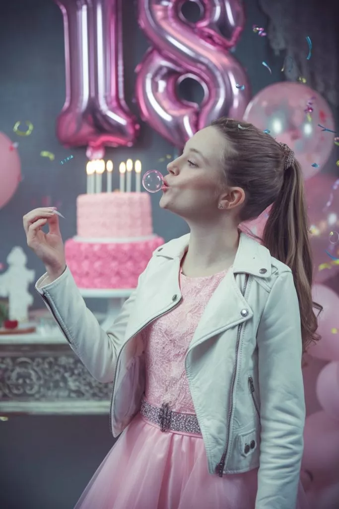 привітання з 18-річчям дівчині - листівка 26