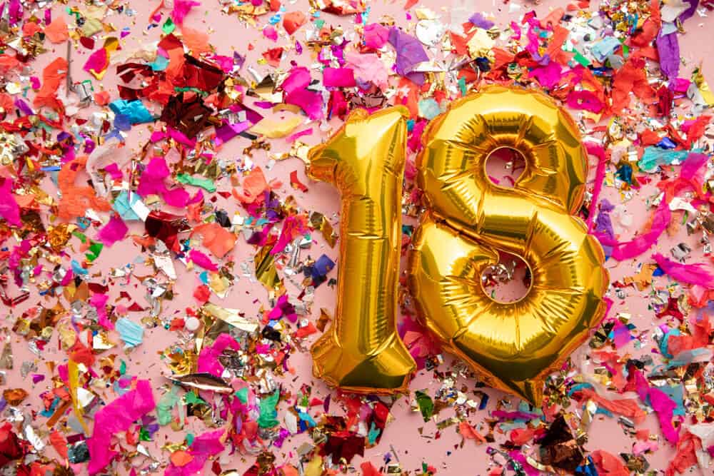 привітання з 18-річчям дівчині - листівка 8